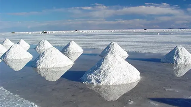 Adam Jones from Kelowna, BC, Canada, CC BY-SA 2.0 <https://creativecommons.org/licenses/by-sa/2.0>, via Wikimedia Commons Salar de Uyuni - World's Largest Salt Flats - Bolivia